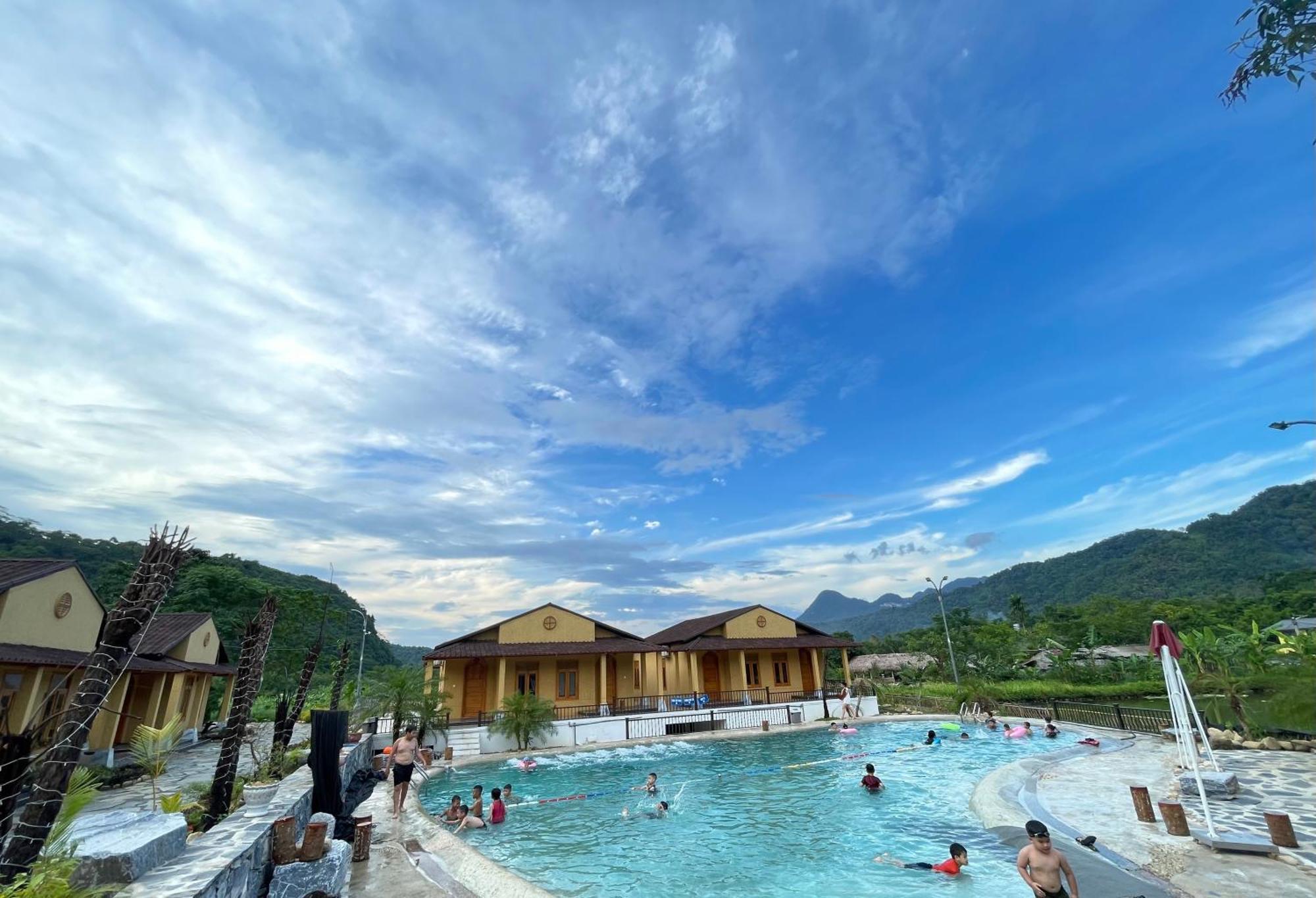 Sky Bay Lodge Ha Giang Exterior photo